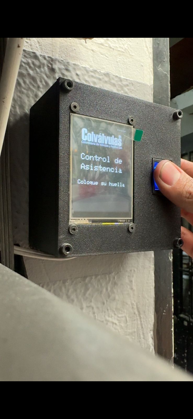 Lector de huella ESP32 instalado en planta, listo para marcar